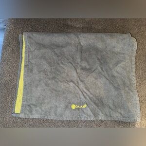 GAIAM non slip hot yoga Pilates Gray Yellow Microfiber Towel only used it once